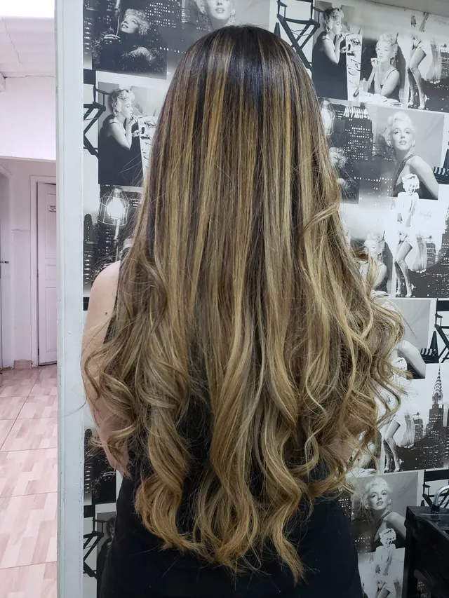 Preview em tamanho reduzido: balayage caramelo com ondas amplas, trabalho real do Studio Alaide