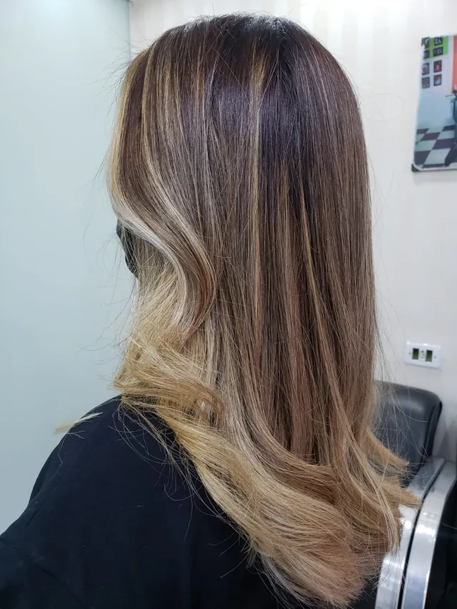Preview em tamanho reduzido: balayage iluminado em fios médios, trabalho real do Studio Alaide