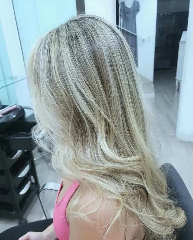Preview em tamanho reduzido: loiro perolado com movimento natural, trabalho real do Studio Alaide