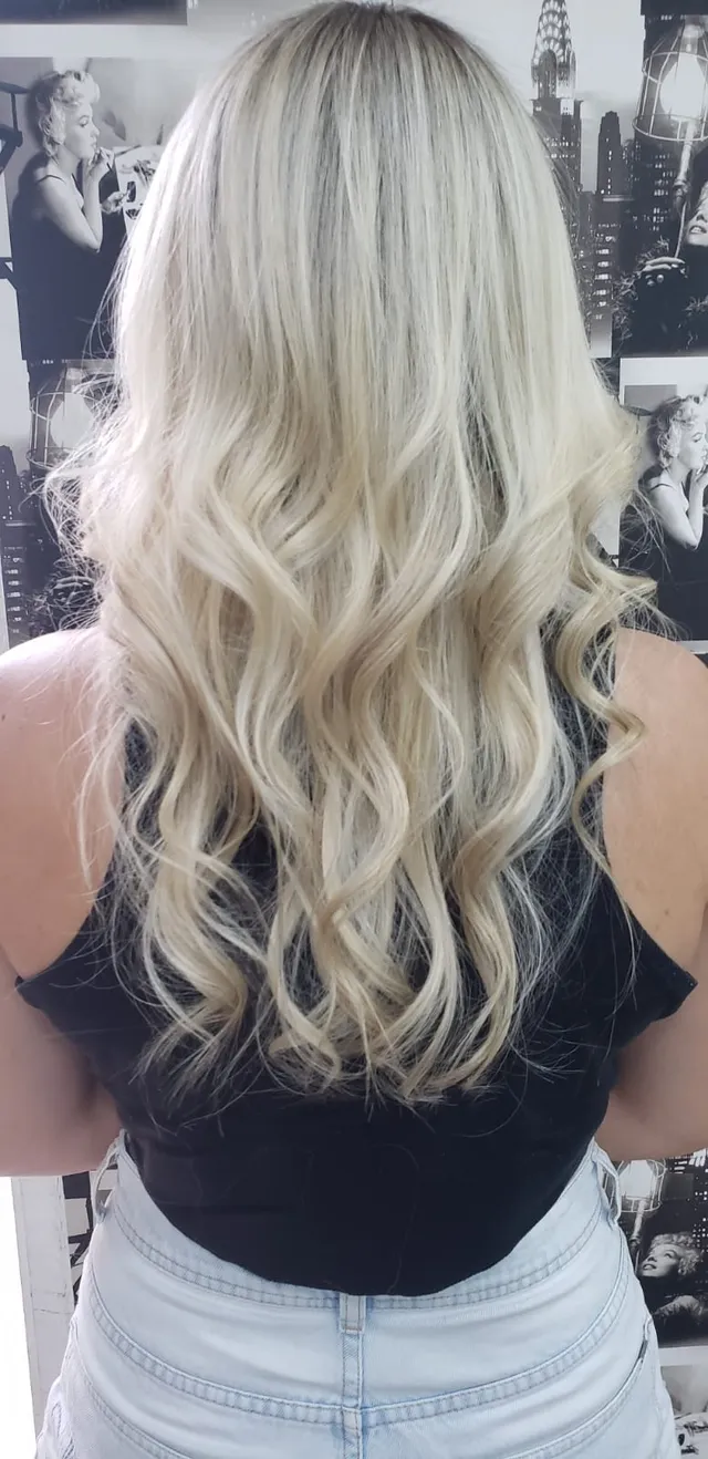 Preview em tamanho reduzido: loiro platinado em ondas longas, trabalho real do Studio Alaide
