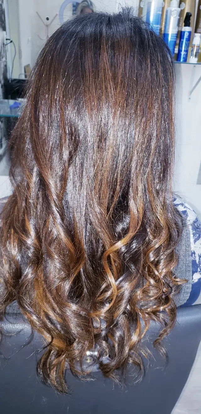 Preview em tamanho reduzido: morena iluminada com cachos definidos, trabalho real do Studio Alaide