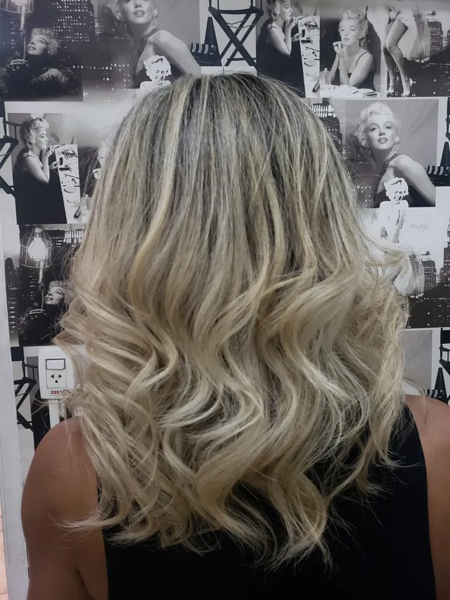 Preview em tamanho reduzido: ondas volumosas de alta precisão, trabalho real do Studio Alaide